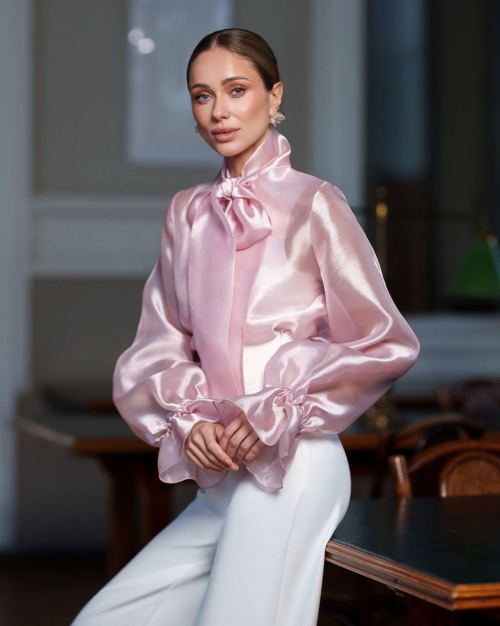 Bella Ragazza Bionda in Reggiseno, Camicia Rosa E Pantaloni Esaminanti Macchina Fotografica