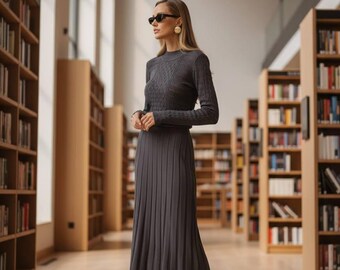 Robe midi côtelée à col montant, idéale pour une tenue d'enseignante ou un look professionnel décontracté chic, robe grise foncé à manches longues et coupe sobre.