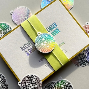 Hochzeitseinladung Charm | Diskokugel | Holographische Folie | Hochzeit Bauchband | Bauchband Tags | Letterpress lädt ein