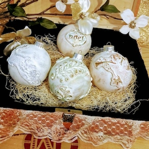 Ornamenten in oude stijl van glas en polymeerklei