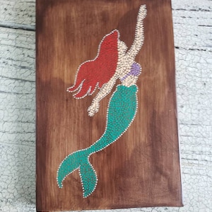 Mermaid Holz Zeichen//Punkt art Malerei//Hängezeichen//Wandkunst//home décor//Ariel inspiriert//Kinderzimmer décor//Mermaid Themengeschenke
