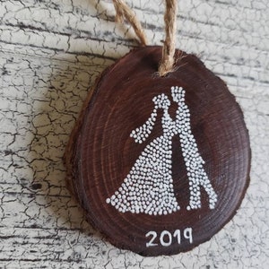 Wooden wedding ornament / bride and groom kissing / wedding favors / personalized