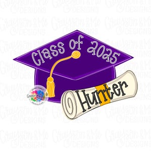 以下が含まれることがあります： 金色の房飾り付きの紫色の卒業帽と、「Class of 2025」と「Hunter」の文字が書かれた白い巻物。