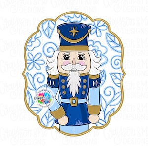 Może przedstawiać: Kreskówkowa ilustracja żołnierza dziadka do orzechów w niebieskim mundurze ze złotymi akcentami. Dziadek do orzechów ma białą brodę i wąsy oraz niebieski kapelusz ze złotą gwiazdą. Tło przedstawia biało-niebieski wzór kwiatowy i tekst "Grayson & Me Designs".