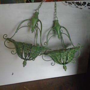 Precioso par de cestas colgantes esmaltadas y ornamentadas.