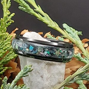 Ethiopische opaal ingelegd zwarte wolfraam verlovingsring - afgeschuinde rand band voor hem/haar, cadeau voor hem, trouwring,