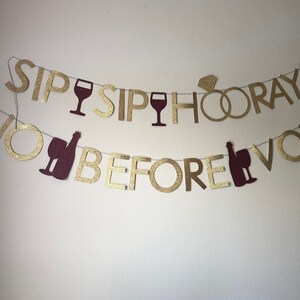 Puede incluir: Bandera de brillo dorado con el texto "Vino Sip Sip Hooray Before Vows" con recortes de copas de vino y botellas en burdeos.
