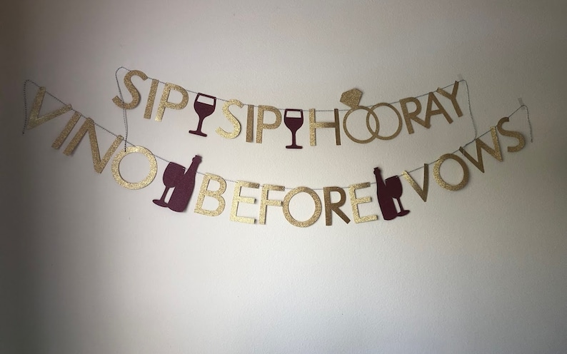 Puede incluir: Bandera de brillo dorado con el texto "Vino Sip Sip Hooray Before Vows" con recortes de copas de vino y botellas en burdeos.