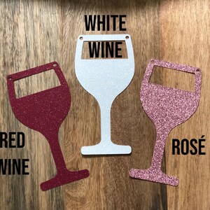 Puede incluir: Tres recortes de copas de vino con acabado brillante. Las copas est&aacute;n etiquetadas como "Vino Blanco", "Vino Tinto" y "Rosado".
