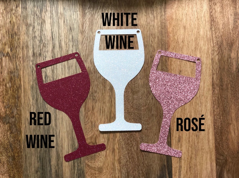 Puede incluir: Tres recortes de copas de vino con acabado brillante. Las copas est&aacute;n etiquetadas como "Vino Blanco", "Vino Tinto" y "Rosado".
