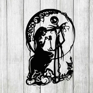 Può includere: Silhouette in bianco e nero di Jack Skellington e Sally di The Nightmare Before Christmas. Sono in piedi di fronte a una luna piena con un motivo a spirale.
