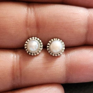 パールスタッドピアス、軟骨ピアス、スターリングシルバー、トラガス、ストーンピアス、彼女へのプレゼント