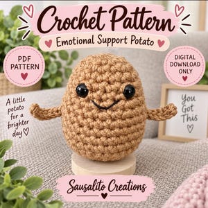 Puede incluir: Un juguete de patata de ganchillo color canela con ojos de plástico negro y una sonrisa cosida, con brazos pequeños. El texto incluye Crochet Pattern, Emotional Support Potato, PDF Pattern, Digital Download Only, A little potato for a brighter day, You Got This y Sausalito Creations.