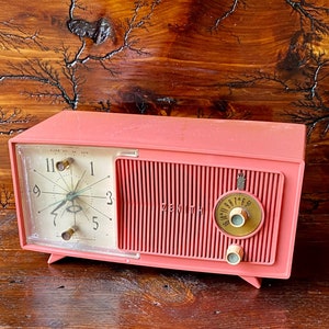 Vintage 1958 Coral Pink Zenith Clock Radio - "The Twilite" Model E514V - AM Tube Radio