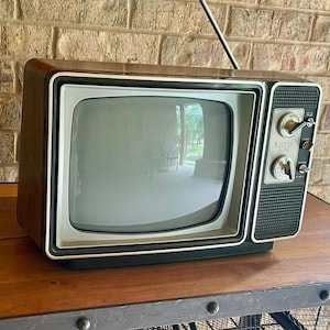 Vintage 1978 Zenith Portable TV: Mid-century Woodgrain Television