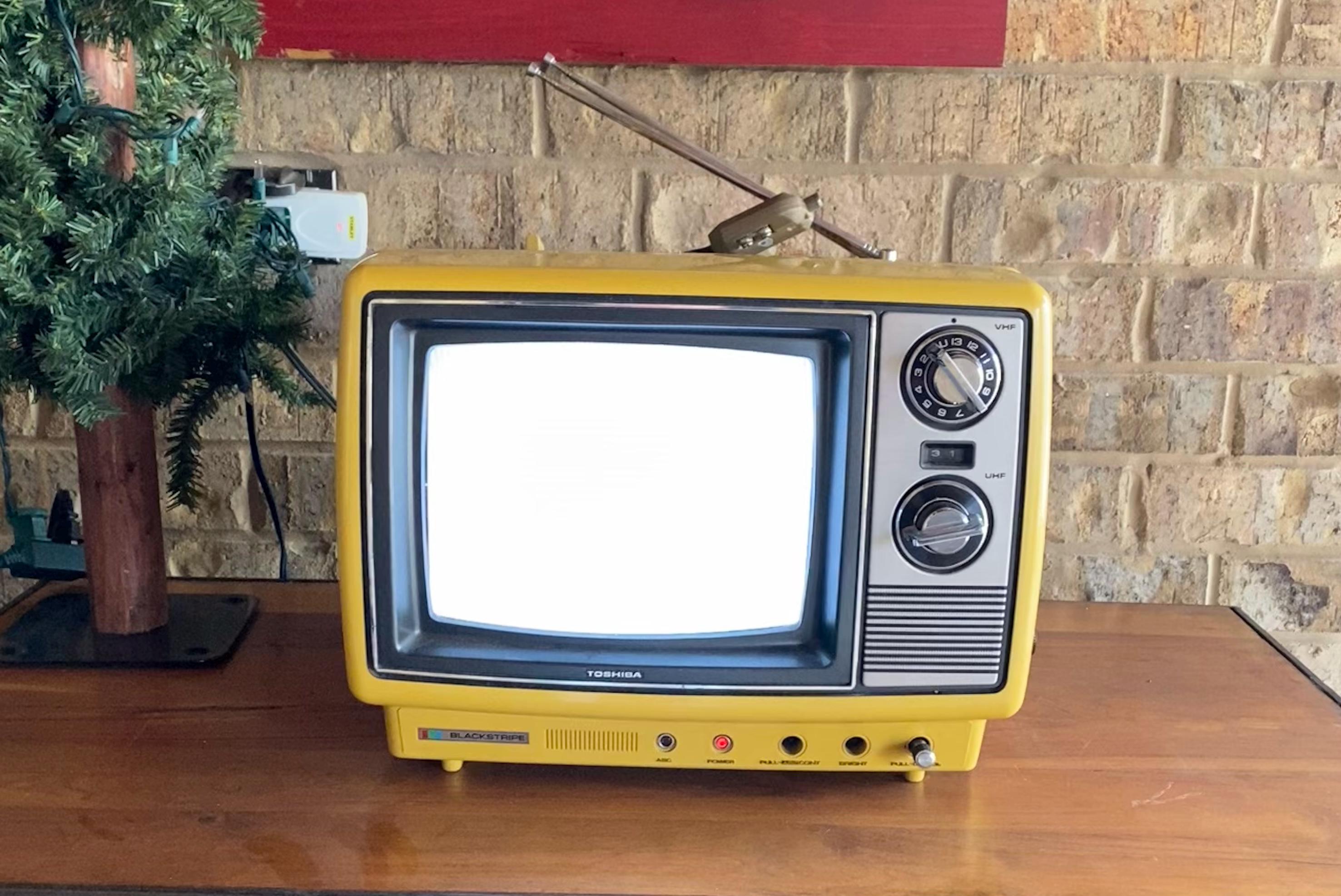 Working Vintage 1977 Toshiba Blackstripe Portable CRT Television