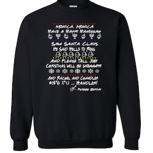 Puede incluir: Sudadera negra con un dise&ntilde;o blanco con un mensaje navide&ntilde;o y de Hanukkah con tem&aacute;tica de Friends. El texto dice "Monica, Monica Have a Happy Hanukkah Saw Santa Claus He Said Hello to Ross And Please Tell Joey Christmas Will Be Snowwwyy And Rachel and Chandler #$*@%*/... Handler!" con una guitarra y "Phoebe Buffay" en la parte inferior.