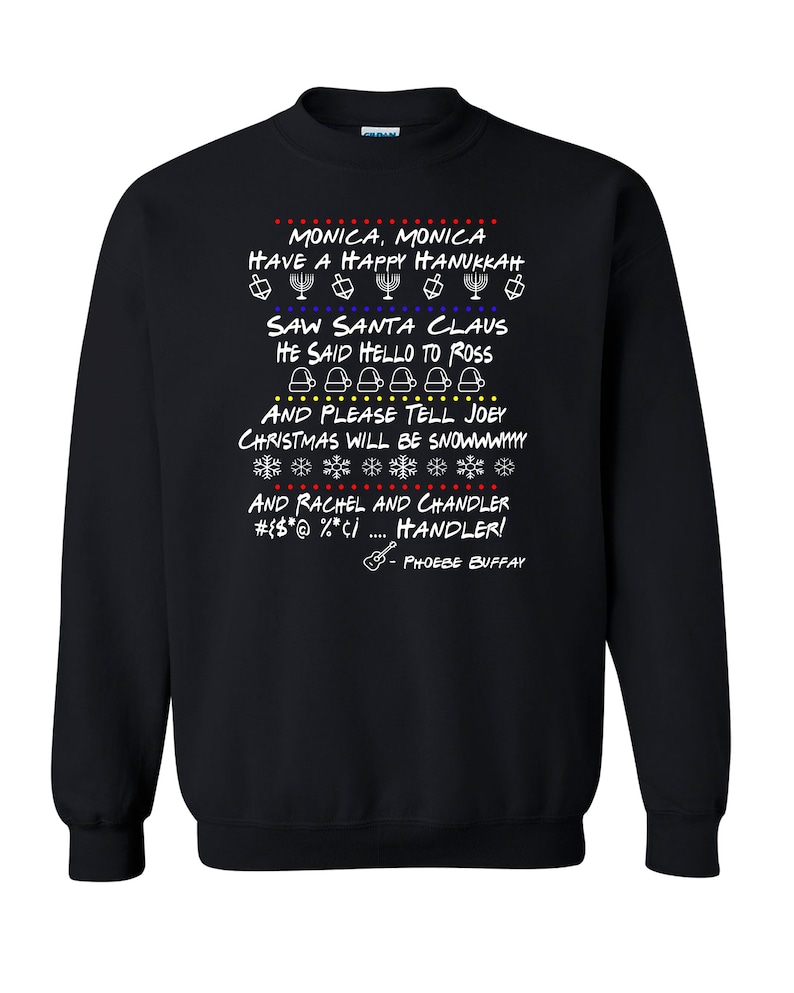Puede incluir: Sudadera negra con un dise&ntilde;o blanco con un mensaje navide&ntilde;o y de Hanukkah con tem&aacute;tica de Friends. El texto dice "Monica, Monica Have a Happy Hanukkah Saw Santa Claus He Said Hello to Ross And Please Tell Joey Christmas Will Be Snowwwyy And Rachel and Chandler #$*@%*/... Handler!" con una guitarra y "Phoebe Buffay" en la parte inferior.