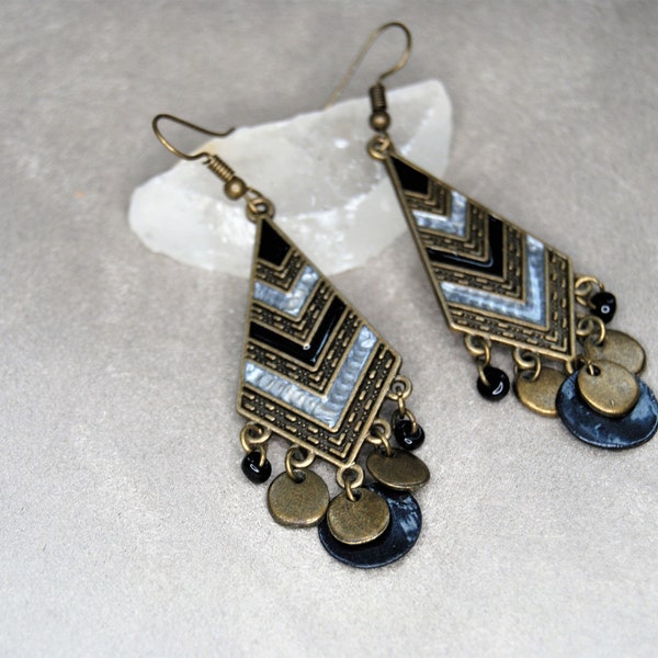 Boucles d'oreilles ethniques chic en laiton bronze losanges colorés gris noir avec pampilles et sequins émaillés, pendantes,pour femme