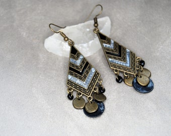 Boucles d'oreilles ethniques chic en laiton bronze losanges colorés gris noir avec pampilles et sequins émaillés, pendantes,pour femme