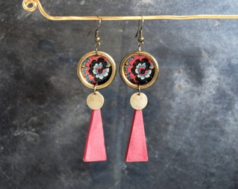 Boucles d'oreilles LAÉTI couleur bronze, rouge et noir, avec sequins colorés, boucles forme style graphique bohème colorées, géométriques.