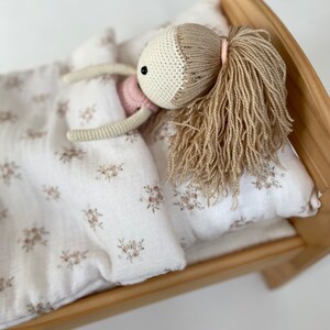 Ikea Duktig Puppenbettwäsche, Boho Bettwäsche für Puppe, Puppenhaus Bettwäsche, Puppenwagen Bettwäsche, 45 cm Puppenmatratze mit Bettzeug, romantischer Musselin Bild 7
