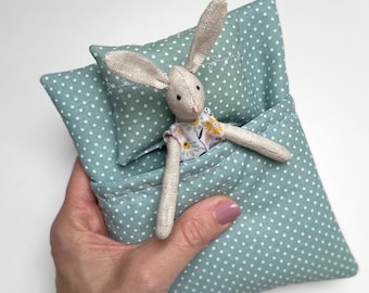Poupée lapin en lin faite main - Jouet miniature avec sac de couchage et oreiller