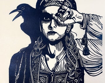 Crow Lady No.3 - Linogravure Linogravure originale sculptée à la main, édition limitée avec motif mythique avec femme et corbeau