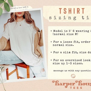 以下が含まれることがあります： クリーム色のTシャツと薄い色のジーンズを着た女性、ベージュのカーディガン。画像には「TSHIRT sizing tips」と書かれており、サイズに関するアドバイスが記載されています。モデルの身長は1.68mで、2XL（通常サイズM）を着用しています。