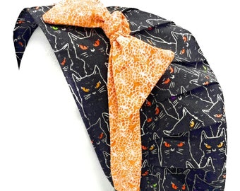Bouffant scrubmuts Halloween Cats: moderne hoofdband met knoop aan de zijkant