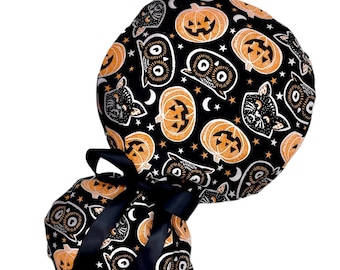 Czepek chirurgiczny z kucykiem na Halloween: Czapka chirurgiczna z dyniami i kotami