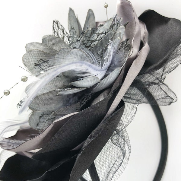 Fascinateur, chapeau de mariage, bandeau de mariage classique à fleurs et plumes noires et grises accentué de plumes et de perles minuscules en fausse perle.