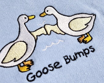 Goose Bumps Besticktes Rundhals-Sweatshirt: Punny Duck Design