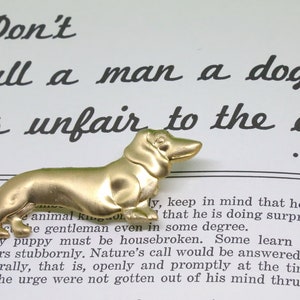 Happy Hound Antique Vintage Style Stamped Brass Dachshund Doggie Brooch ~ ¡Perfecto para el amante de los perros Wiener en tu vida!