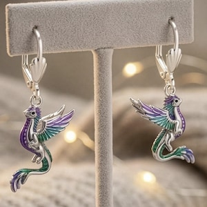Orecchini a forma di drago in argento sterling • Creatura in smalto viola e verde • Chiusura a leva mitica 3D
