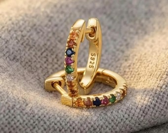 Créoles arc-en-ciel en zircone cubique | Petit Huggies en argent sterling plaqué or multicolore