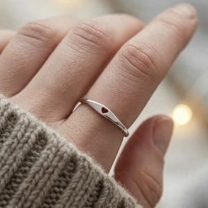 Anillo de corazón rojo de plata esterlina • Pequeño ícono de amor esmaltado • Delicada banda apilable de promesa o declaración