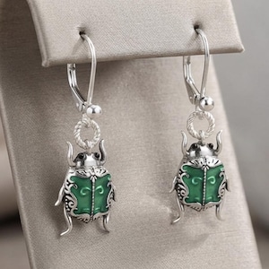 Pendientes colgantes de escarabajo verde — Cierre de palanca, plata de ley, hechos a mano