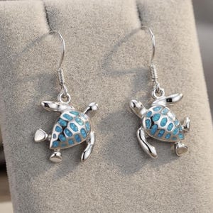 925 Sterling Silber Schildkröte Ohrringe Blauer Opal Inlay | Küstennautische Anhänger | Boho Ozean-Strand-Küsten
