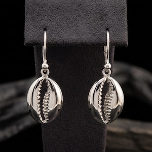 Pendientes de concha de cauri en plata 925: hechos a mano, con cierre de palanca, estilo costero, bohemio, náutico, para verano, playa y diversión.