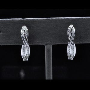 925スターリングシルバーのツイストフープイヤリング、キュービックジルコニア付き - 特別なウェディングイヤリング、CZフープ、彼女へのプレゼント、クロスオーバーイヤリング