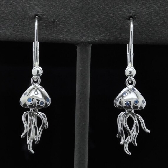 925スターリングシルバーのクラゲ型ダングルイヤリング（ブルーCZ付き