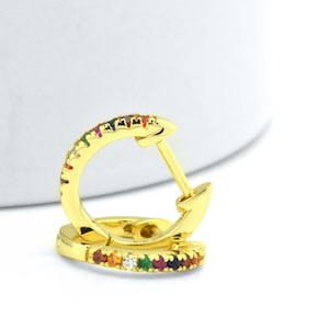 925 Gold Creolen mit Regenbogen Zirkonias | Winzige zierliche Regenbogen Huggie Creolen | Multicolor Eternity Geschenk Ohrringe für Sie Huggies