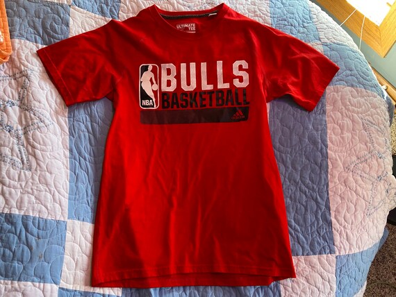 Bulls Basketball T-Shirt Vintage Adidas Bulls T-S… - image 1