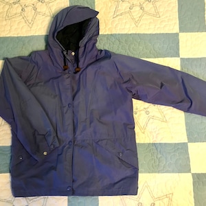 Cabela’s Rain Jacket The Cabela’s Woman Outerwear Vintage Rain Jacket Cabela’s Outerwear Women’s Size Medium Gore-Tex Made in USA Purple