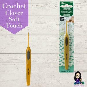 Peut inclure: Un crochet Clover Soft Touch jaune avec une poignée noire. Le crochet est de taille B, 2,25 mm.