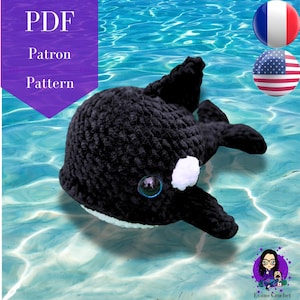 Peut inclure: Un jouet d'orque noir et blanc au crochet avec une tache ventrale blanche et un grand œil. L'image comprend le texte "PDF Patron Pattern" dans une bannière violette. L'orque est dans l'eau avec un motif bleu et blanc.