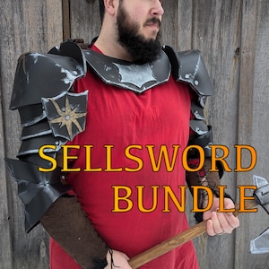 Op de afbeelding: Een persoon draagt ​​zwart en zilveren harnas met een rood shirt en houdt een bijl met een houten steel vast. De tekst "SELLSWORD BUNDLE" is over de afbeelding gelegd.