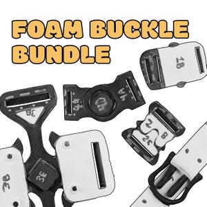Op de afbeelding: Een verzameling schuimrubberen gespen in verschillende vormen en maten, met de tekst "FOAM BUCKLE BUNDLE" in geel en zwart. De gespen zijn voornamelijk zwart en wit, sommige met cijfers en letters.