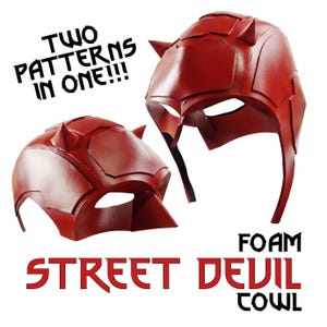 Può includere: Due cappucci rossi in schiuma Street Devil sono esposti su sfondo bianco. I cappucci hanno un aspetto strutturato e presentano corna appuntite e aperture per gli occhi. È visibile anche il testo "TWO PATTERNS IN ONE!!!" e "FOAM STREET DEVIL COWL".